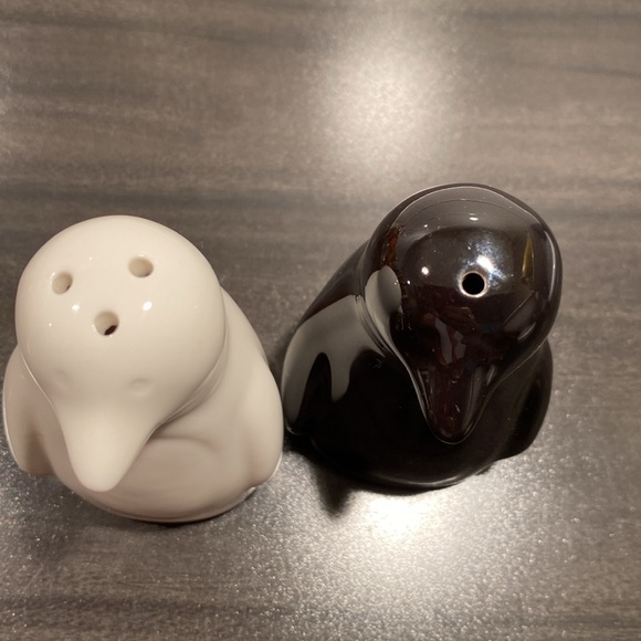 Novelty salt and pepper shakers, white/black penguin porcelain - Picture 3 of 14